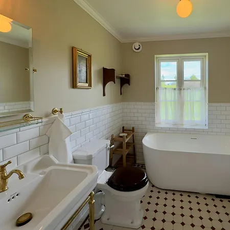 Historic Croft With Views Over Mjosa Feriehus