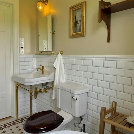 Historic Croft With Views Over Mjosa Feriehus